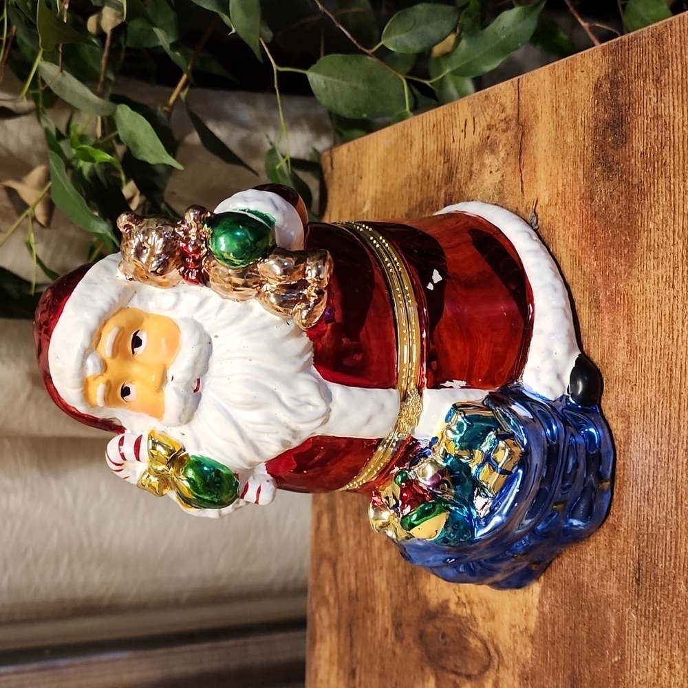 SANTA CLAUSE HIDDEN PORCELAIN MUSIC BOX about 6.5" Tall
